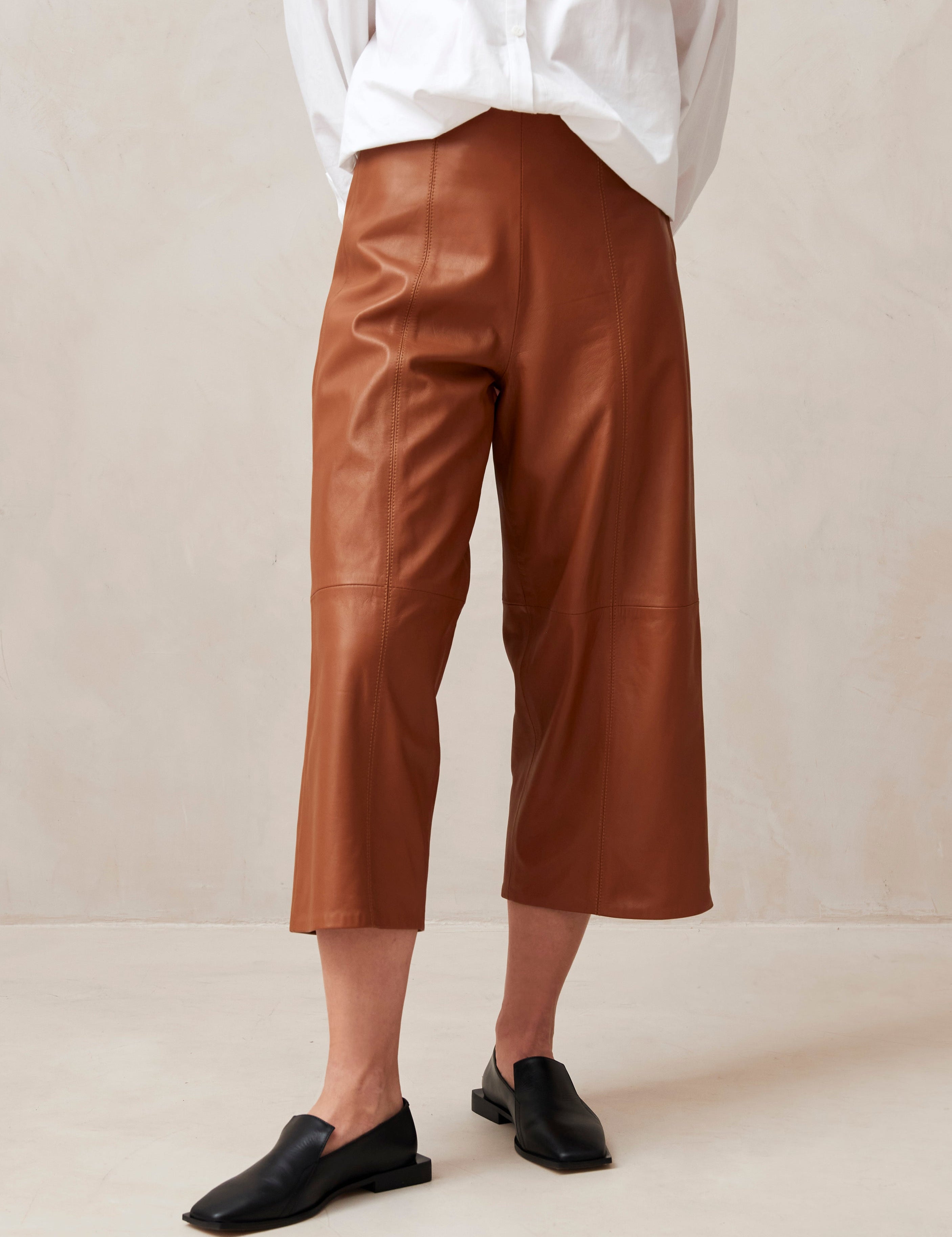 montpellier-camel-leather-pants-pants-alohas-730662_3000x_00d617ec-2e54-4f97-bb3c-8b4954e3a0b4.jpg
